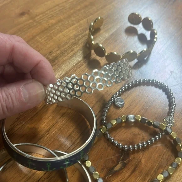 6 cuffs and 2 stretch brackets. Several of these are RusticCuff - Picture 6 of 8